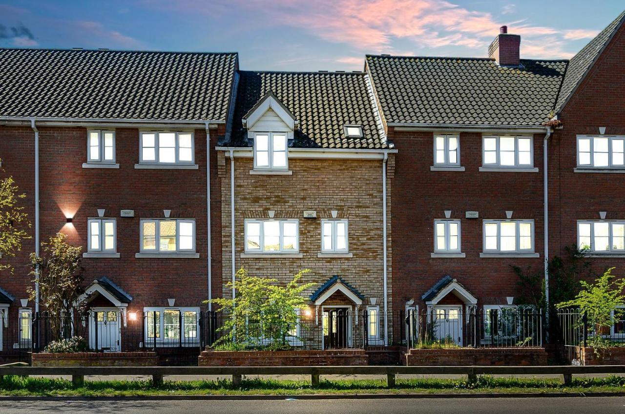 Вилла 4Br Townhouse Wbalcony Free Parking Fast Wi-Fi Норвич Экстерьер фото