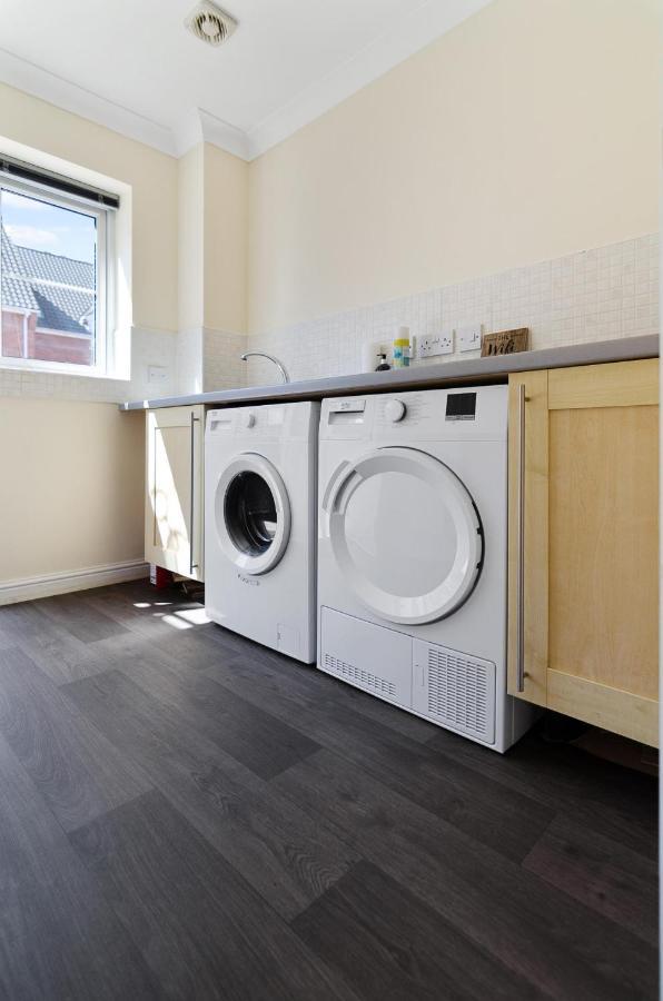Вилла 4Br Townhouse Wbalcony Free Parking Fast Wi-Fi Норвич Экстерьер фото